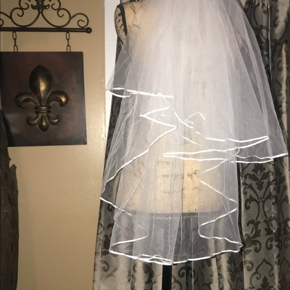 Two tier white or ivory veil with ribbon edging. - Picture 3 of 7